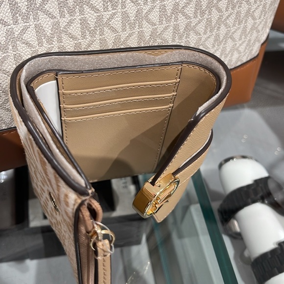 MICHAEL KORS
Carmen Medium Flap Bifold Faux Fur-Leather Wallet
Camel 
NWT - Picture 11 of 16